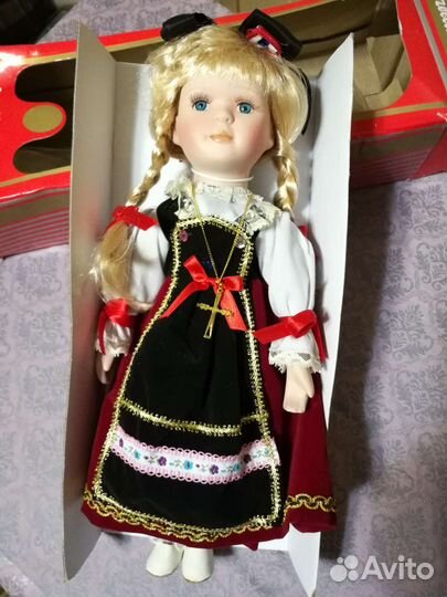 Кукла в национальном костюме, фарфор