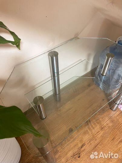Стеклянный журнальный столик