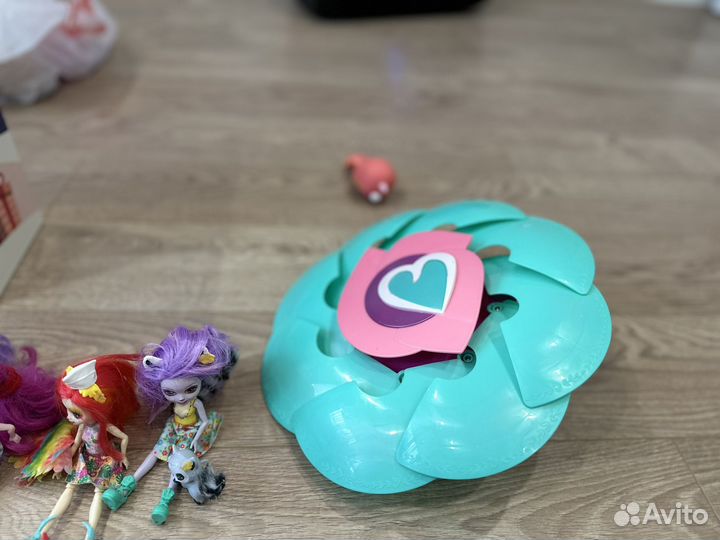 Очень много игрушек для девочки