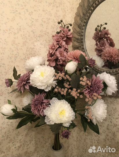 Искусственные цветы на кладбище