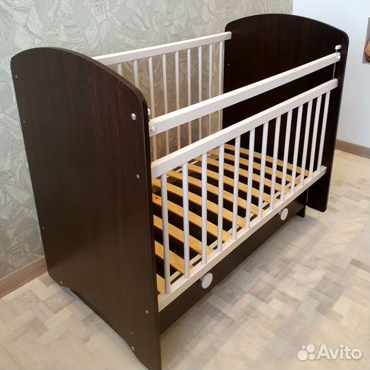 Кровать детская с маятником