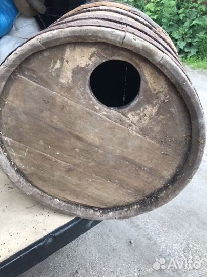 Бочка старая дубовая с отверстиями для слива. СССР