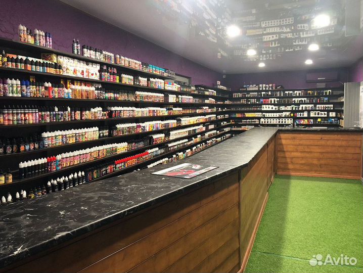 Табачный магазин с ассортиментом на продажу
