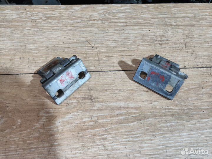 Петля двери задняя правая Volvo Xc90 D5244T4 2006