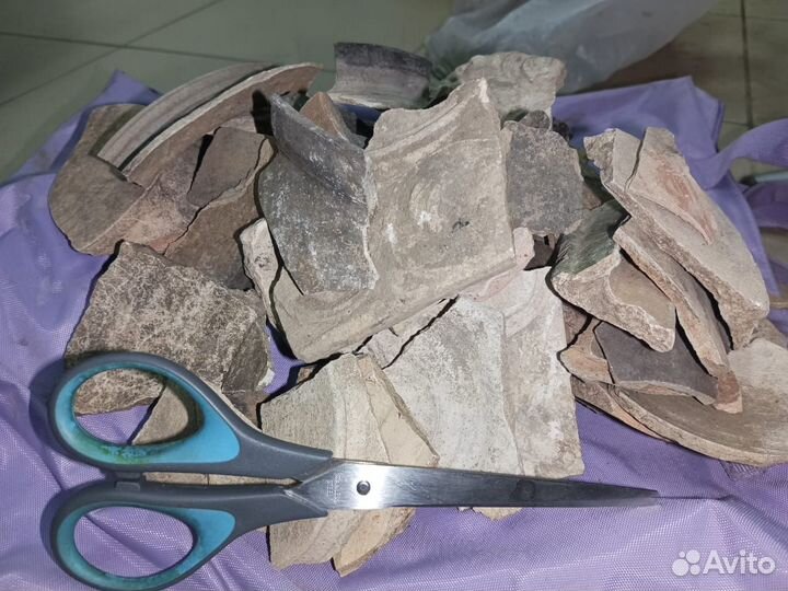 Черепки от старинной глиняной посуды