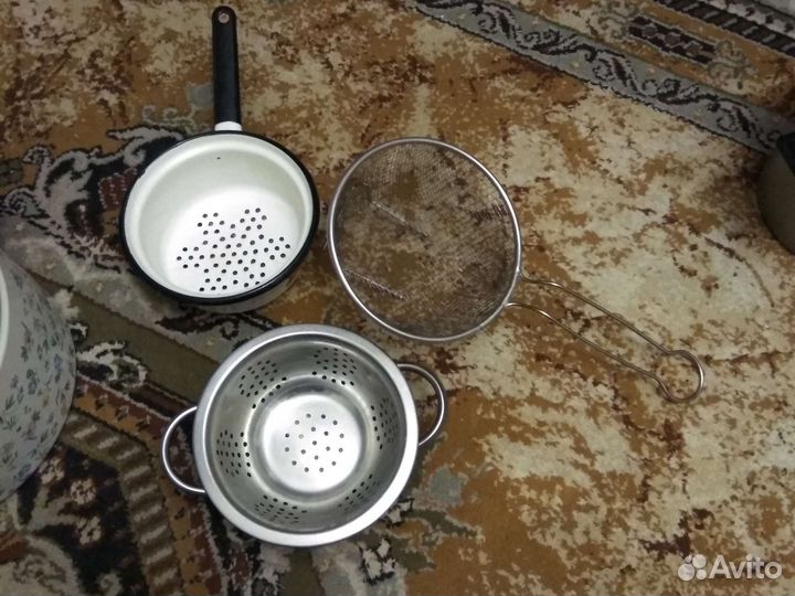 Посуда дуршлаг сковорода бидон набор стол приборов