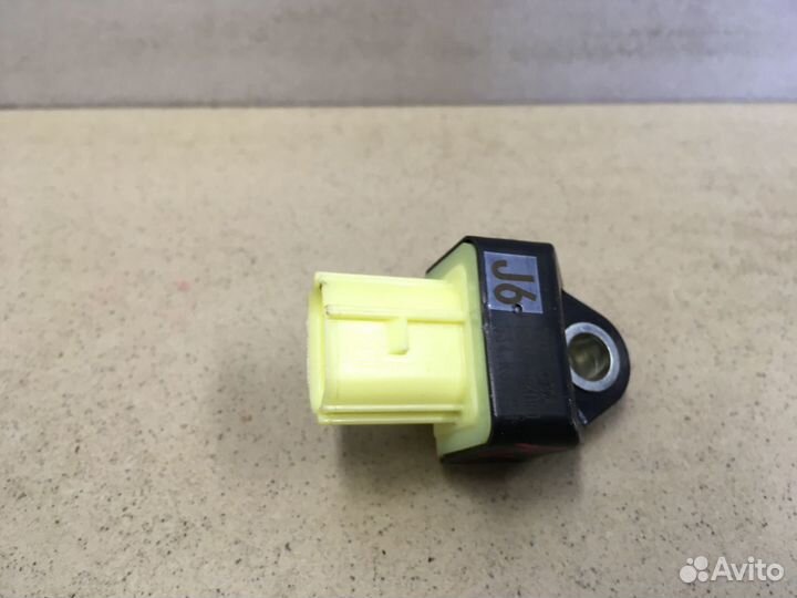 Датчик AIR BAG Hi Lux 2015