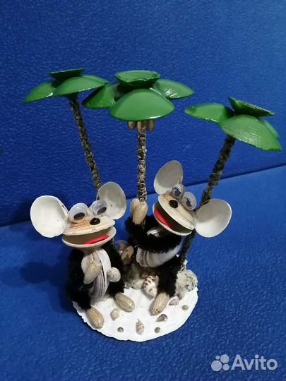 Сувенир обезьянки под пальмой