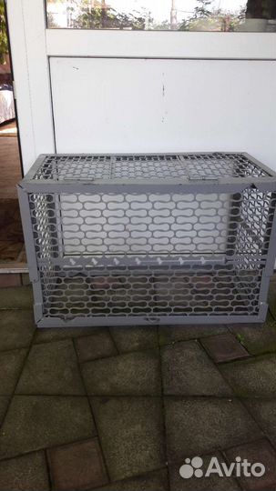 Клетка из метала сдверцей без дна изадней стенки