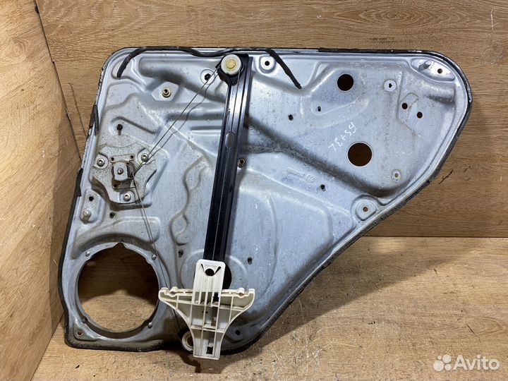 Стеклоподъемник задний левый VW Passat B5+ C109