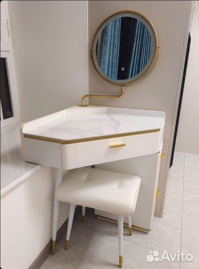 Туалетный столик угловой. Консольный столик