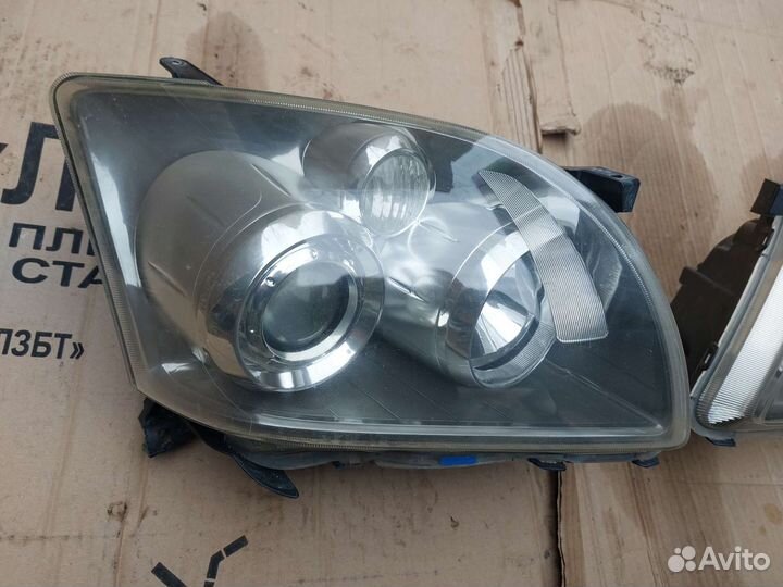 Фара правая Toyota Avensis 2 2006-08 ксенон