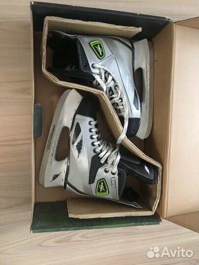 Коньки хоккейные