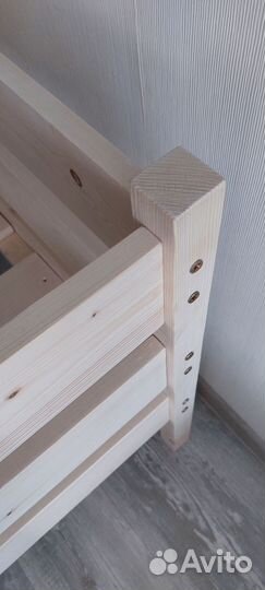 Детская кровать из массива с бортиком