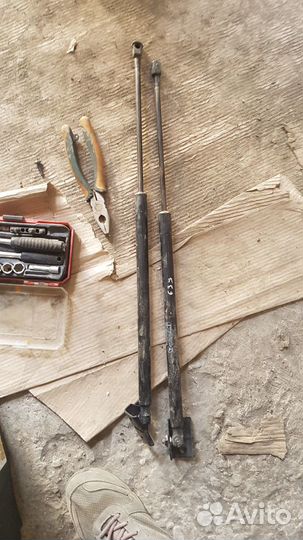 Амортизаторы двери багажника Мерседес Вито 639