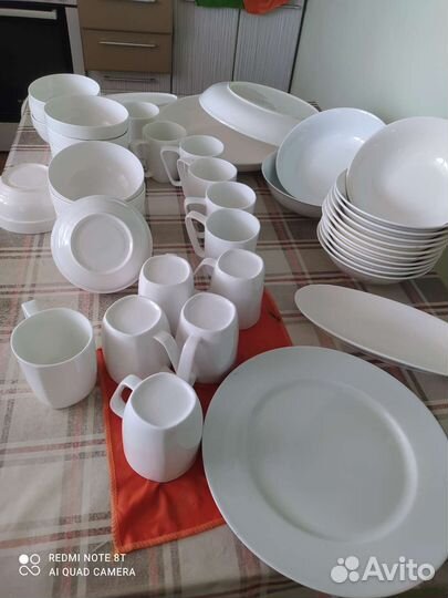 Фарфоровая посуда белая из 42 предметов