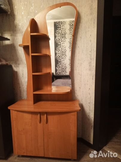 Трюмо с зеркалом