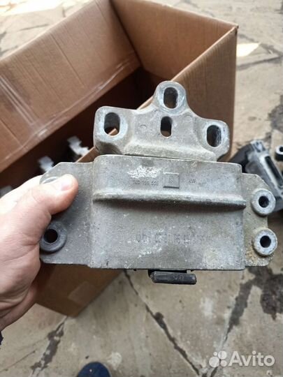 1k0199555q опора коробки