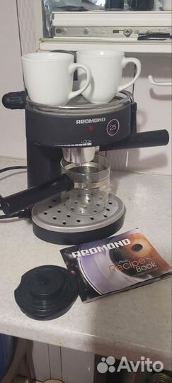 Кофеварка рожковая с капучинатором Редмонд