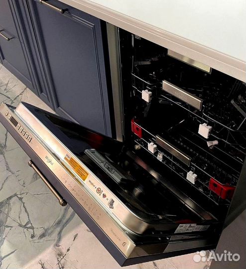 Угловая кухня с островом.Кухонный гарнитур на зака