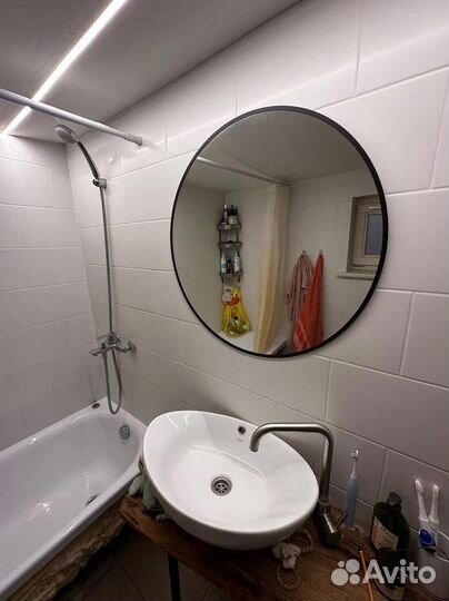 Зеркало в алюминиевой раме для ванной