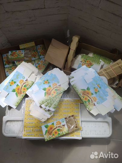 Сотовый мед, также продаются коробочки