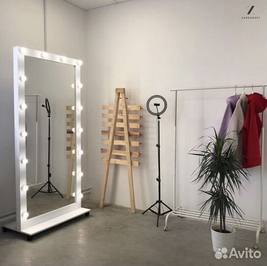 Ростовое гримёрное зеркало для макияжа