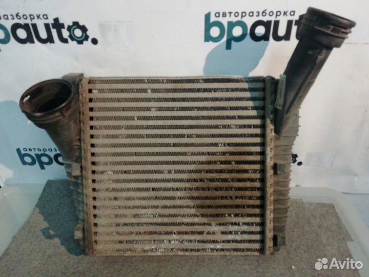 Интеркулер правый Дизель V-30L 7L6145804A