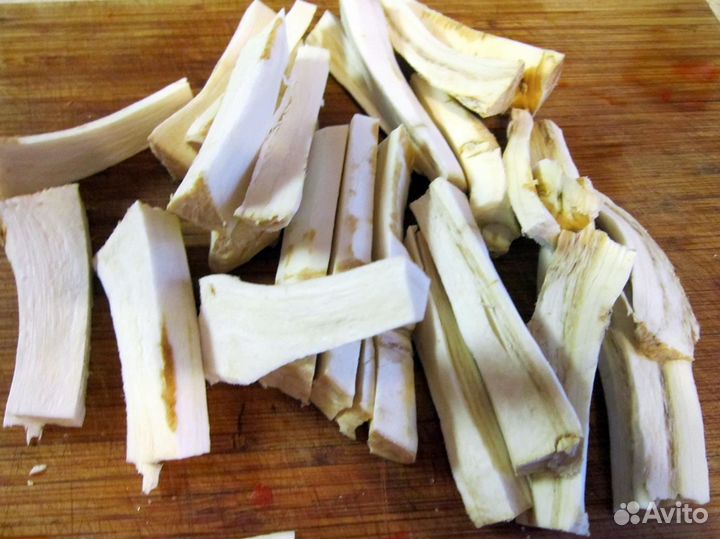Корень хрена очищенный и грибы