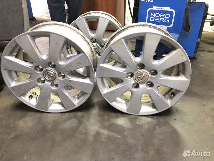 Диски Toyota оригинал R16 (на 1 диске дефект )