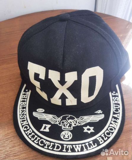 Бейсболки прямым козырьком Snapback