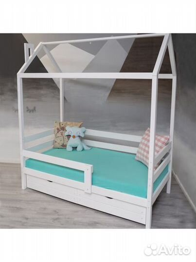 Кроватка от 2х лет с бортиком из массива домик