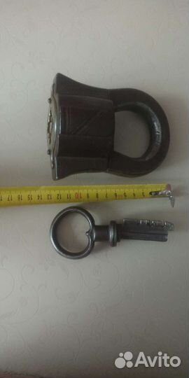 Навесной замок старинный