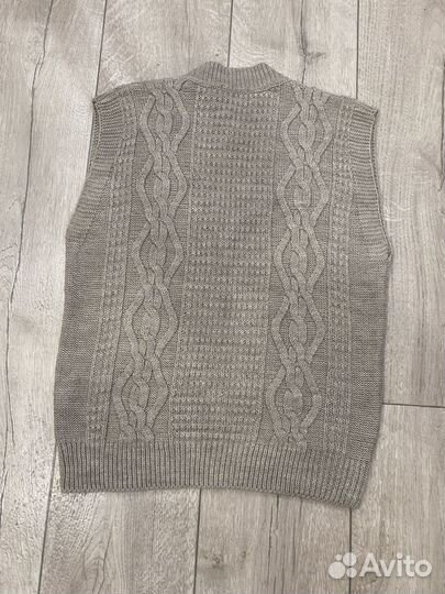 Жилет вязаный