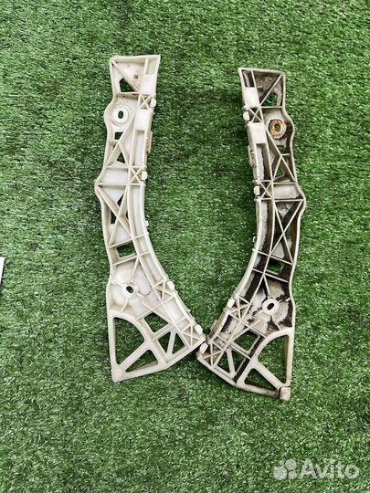 Кронштейн заднего бампера L R Mazda 3 bk Хэтч