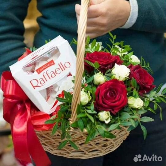 Корзина с розами цветы и подарки на день рождения