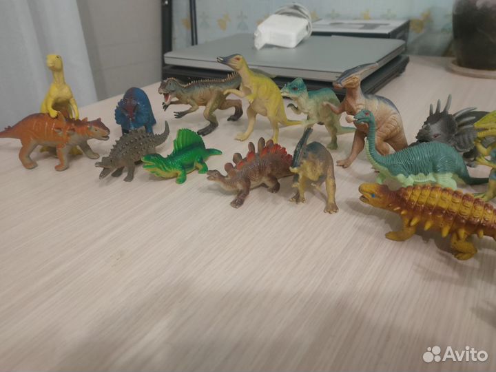 Коллекция из 18 игрушек динозавров