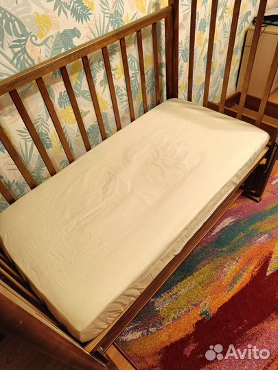 Детская кроватка с маятником