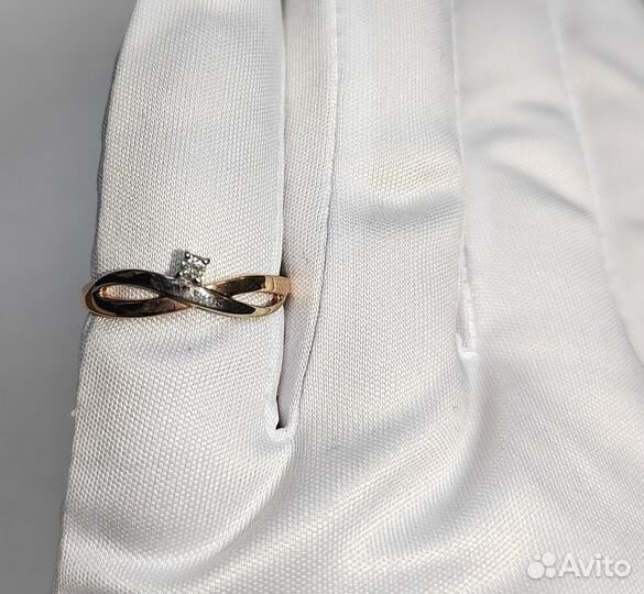 Золотое кольцо с камнем 17р