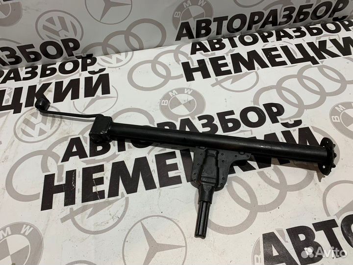 Домкрат на Mercedes E-Class W210