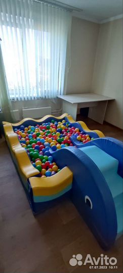 Сухой большой бассейн с шариками и горкой-ступенью