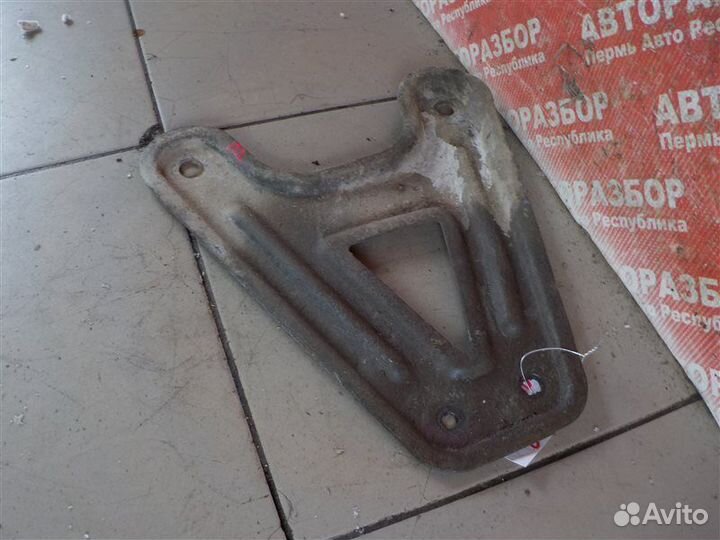 Кронштейн подрамника передний левый Renault Kangoo