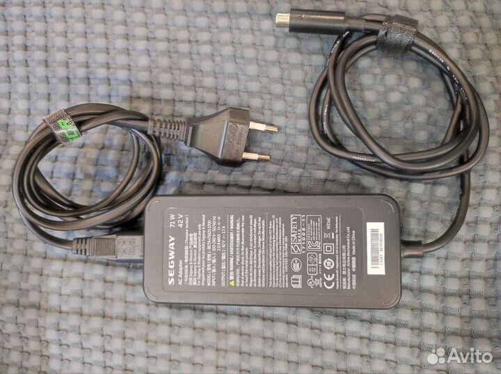 Заряднoе уcтрoйствo Segway 42V 1,7A bcта-71420-170