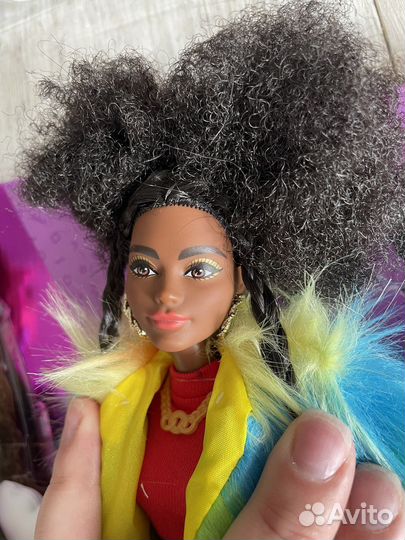 Барби extra 1 афроамериканка в разноцветной шубе