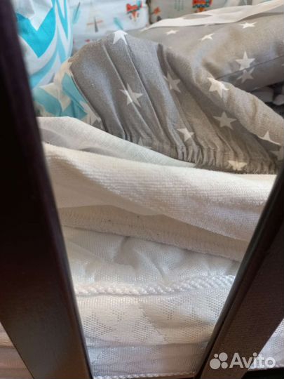 Детская кроватка с маятником