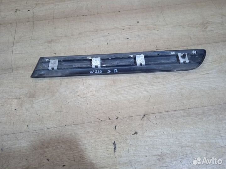 Молдинг на крыло задний правый Mercedes-Benz