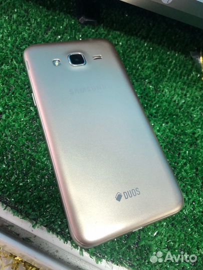 Смартфон Samsung Galaxy J3 (2016)
