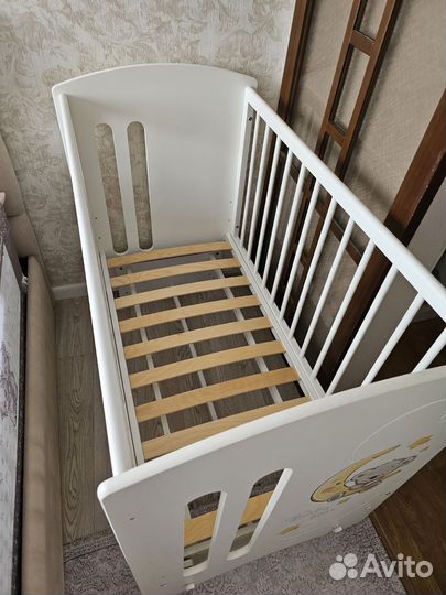 Детская кроватка с маятником