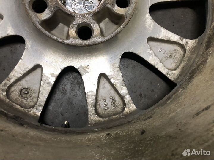 Диски Toyota оригинал R16 (на 1 диске дефект )