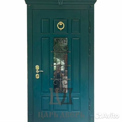 Дверь входная, остекленная, с карнизом